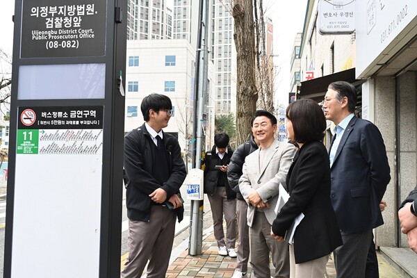 김동근 시장이 노선이 변경된 1-7번 버스 현장을 점검하고 있다.