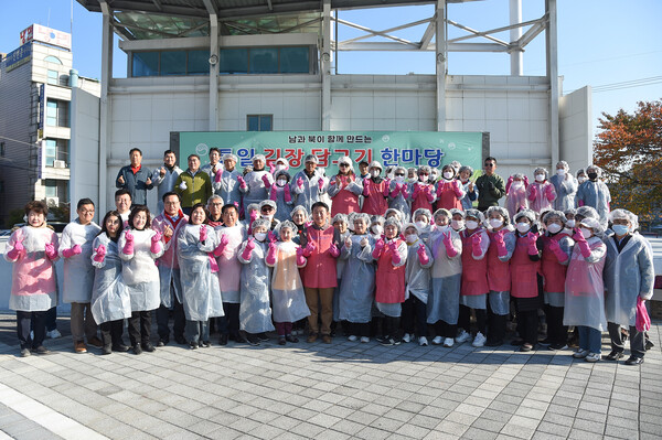 김동근 시장 등이 지난 11월9일 ‘통일 김장 담그기 한마당’에서 참여자들과 함께 기념 사진을 찍고 있다.