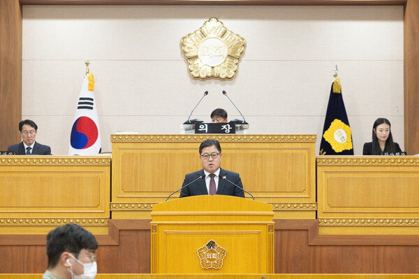 김현수 의원이 2024년도 제2회 추가경정예산안 및 기금운용계획 변경 4차안 심사결과를 보고하고 있다.