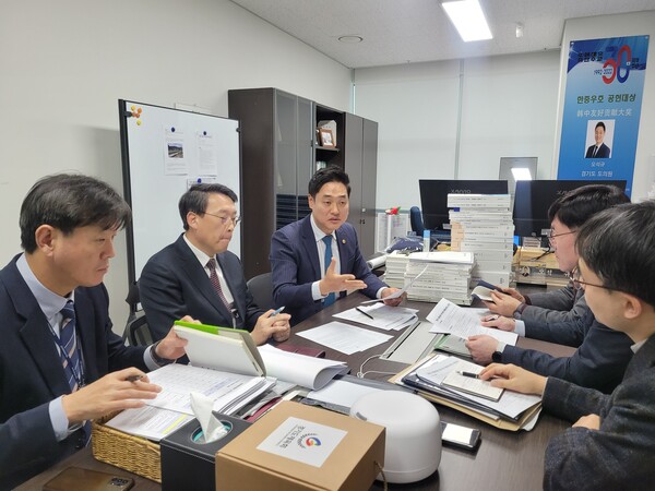 오석규 의원(왼쪽에서 세번째) 경기도 관광사업자 위기극복 특별자금지원 예산지원과 관련하여 회의를 주재하고 있다. 